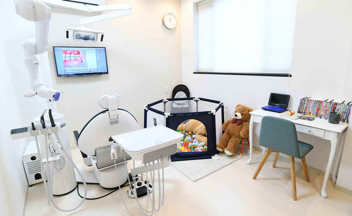 キッズスペースを備えた診察室／東松戸総合歯科クリニック